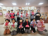 印刻多彩版画 灌溉童心美育——记东沙湖小学艺术节“童心·桃坞”师生版画展