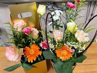 家校共育|花艺润童心 芬芳满校园　——记东沙湖小学三（20）班家长进校园系列活动