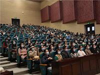 用爱浇灌 让爱流动 ——东沙湖小学教师“扬师德铸师魂”演讲会